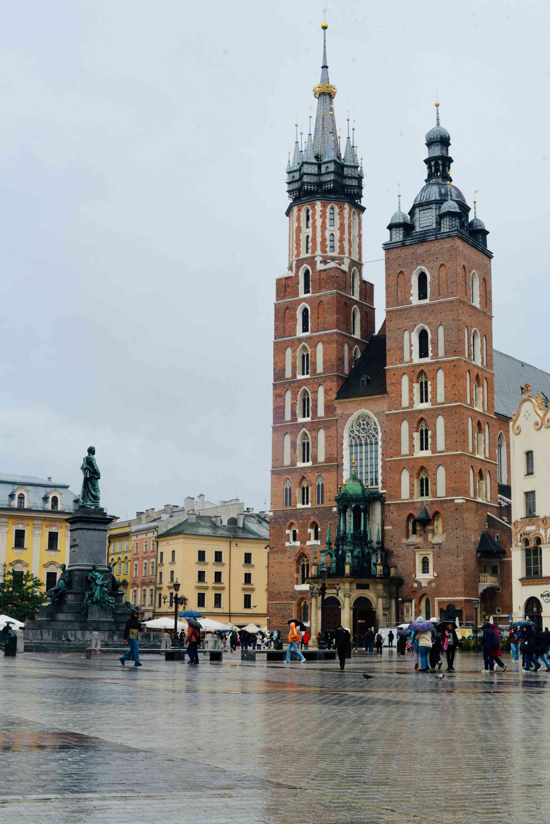 Rynek Główny Kraków z pomnikiem Mickiewicza